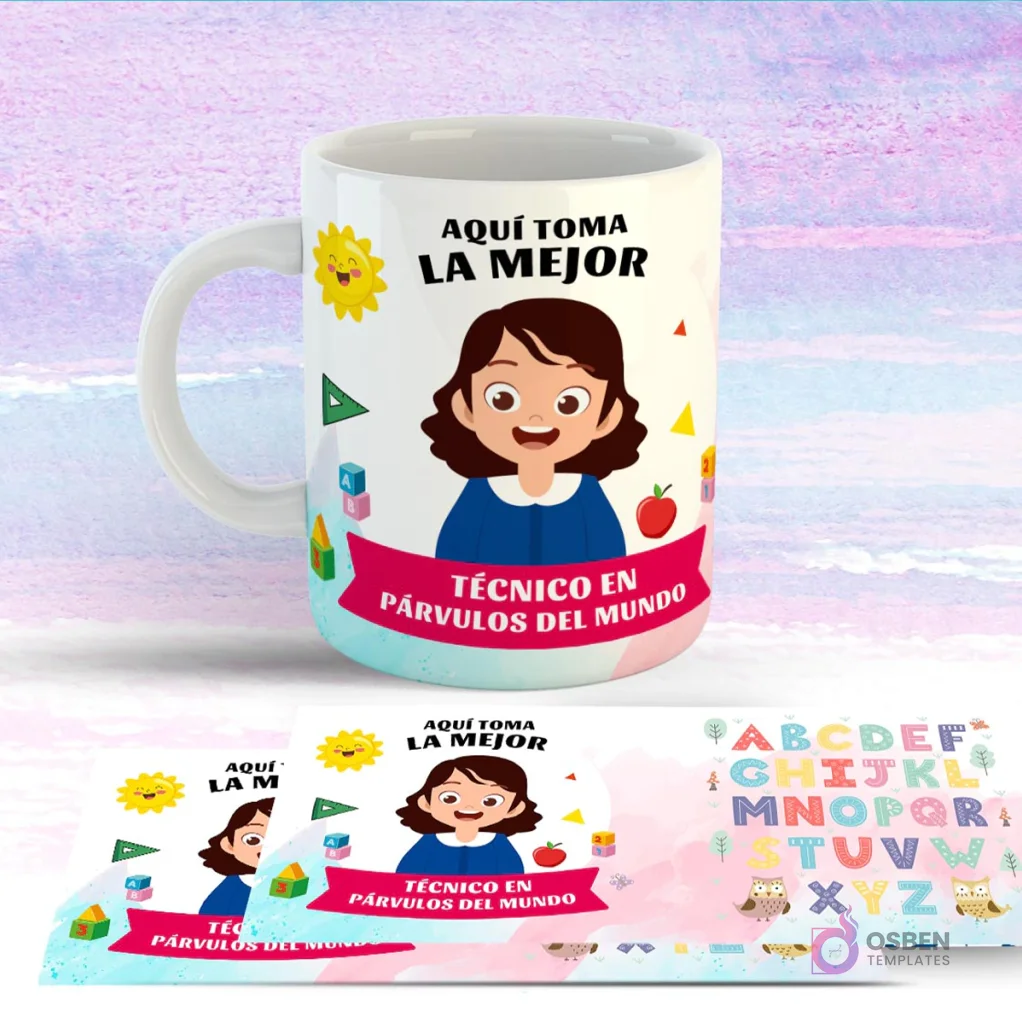 Taza blanca con diseño de Técnico Párvulos de cabello oscuro sonriente, vestido azul, rodeada de sol, manzana y elementos educativos flotantes. Mensaje: 'Aquí toma la mejor Técnico en Párvulos del mundo'.