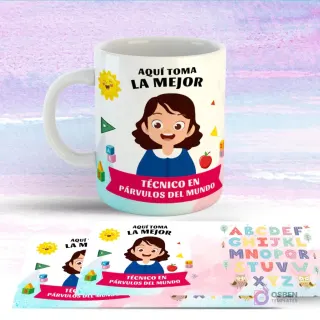 Taza blanca con diseño de Técnico Párvulos de cabello oscuro sonriente, vestido azul, rodeada de sol, manzana y elementos educativos flotantes. Mensaje: 'Aquí toma la mejor Técnico en Párvulos del mundo'.