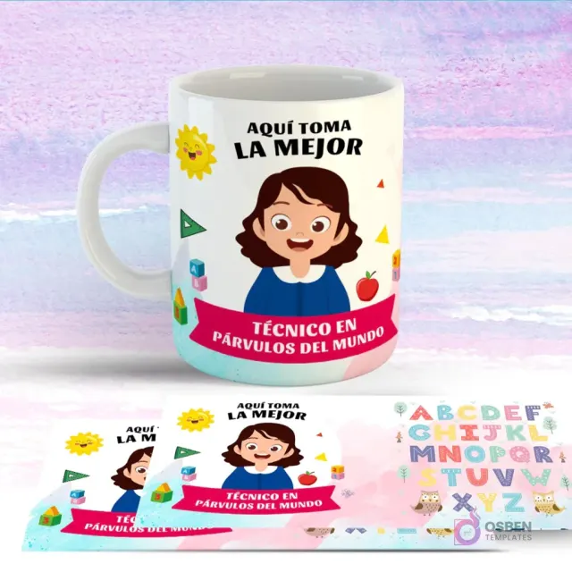 Taza blanca con diseño de Técnico Párvulos de cabello oscuro sonriente, vestido azul, rodeada de sol, manzana y elementos educativos flotantes. Mensaje: 'Aquí toma la mejor Técnico en Párvulos del mundo'.