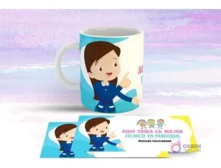 Taza blanca con diseño de Técnico Párvulos de cabello oscuro, vestido azul, señalando. Fondo azul con olas y niños. Mensaje: 'Aquí toma la mejor Técnico en Párvulos'.