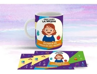 Taza blanca con diseño de Técnico Párvulos de cabello oscuro, vestido azul, rodeada de formas geométricas, letras, números y una manzana. Fondo morado degradado.