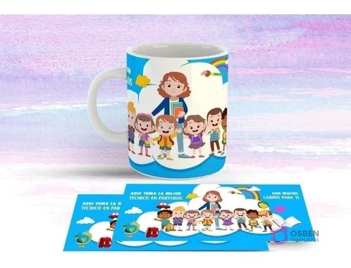 Taza blanca con diseño de Técnico Párvulos con gafas, vestido rosa, rodeada de un grupo de niños y nubes con arcoíris. Fondo azul degradado.