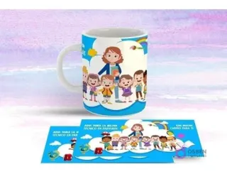 Taza blanca con diseño de Técnico Párvulos con gafas, vestido rosa, rodeada de un grupo de niños y nubes con arcoíris. Fondo azul degradado.