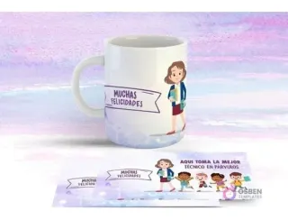 Taza blanca con diseño de Técnico Párvulos de cabello oscuro, vestida de chaqueta y falda, sosteniendo libros. Mensaje en cinta 'Muchas Felicidades'.