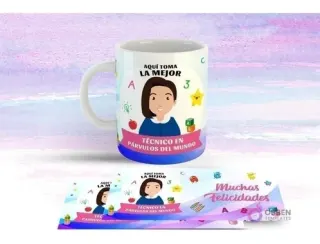 Taza blanca con diseño de Técnico Párvulos de cabello oscuro sonriente, vestido azul, rodeada de letras, números, manzana y estrella. Fondo azul claro degradado.