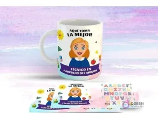 Taza blanca con diseño de Técnico Párvulos rubia sonriente, vestido azul, rodeada de sol, manzana y elementos educativos. Fondo azul y rosa con abecedario y búhos.