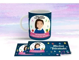 Taza blanca con diseño de Técnico Párvulos de cabello oscuro sonriente, vestido azul, rodeada de letras, números y objetos educativos. Fondo azul oscuro degradado.