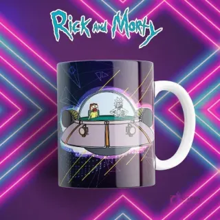 Taza sublimada negra con Rick y Morty dentro de su nave espacial flotante, sobre fondo geométrico neón morado