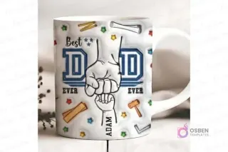 Vista frontal de una taza blanca sublimada con el diseño 'Best DAD EVER', mostrando el puño de un padre y una mano de niño con el nombre 'ADAM', rodeado de pequeñas herramientas de bricolaje sobre un fondo difuminado.