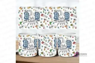 Representación de la plantilla de sublimación plana con el diseño repetido de 'Best DAD EVER' y manitos, junto a tres tazas blancas sublimadas mostrando el diseño completo alrededor de la circunferencia, sobre una superficie de madera.