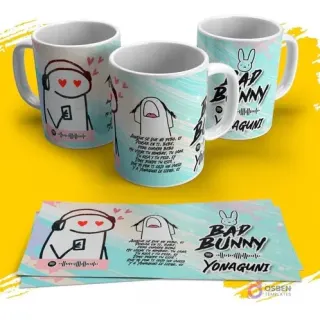 Tres tazas blancas con diseños de Flork escuchando música y la letra de Bad Bunny "Yonaguni", junto a la plantilla extendida en un fondo amarillo.