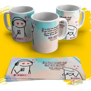 Tres tazas blancas con Flork en audífonos y la letra de "Mon Amour" de Aitana y ZZOILO, junto a la plantilla de diseño extendida sobre fondo amarillo.
