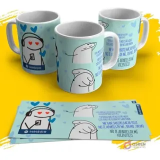 Tres tazas blancas con Flork y la letra de Vicentico "No Te Apartes de Mí", acompañadas de la plantilla para sublimación, sobre fondo amarillo.