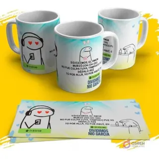 Tres tazas blancas con Flork y la letra de Nio García "Dividimos", mostrando un Flork con un corazón roto, sobre un fondo amarillo.
