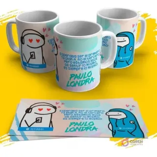 Tres tazas blancas con Flork escuchando música y la letra de una canción de Paulo Londra, incluyendo un Flork con capucha, sobre un fondo amarillo.