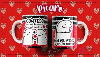 Taza Flork blanca con diseño de dos personajes Flork abrazados y frase "Contigo en las buenas, en las malas..." y "En el piso y en la cama", sobre fondo rojo de corazones.