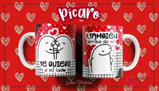 Taza Flork blanca con diseño de dos personajes Flork abrazados con un corazón y frase "Te quiero a mi lado" y otro Flork con frase "Y también arriba de mí", sobre fondo rojo de corazones.