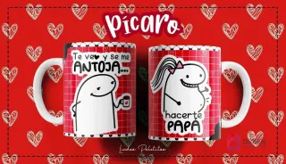 Taza Flork blanca con diseño de personaje Flork bebiendo de una taza y frase "Te veo y se me antoja..." y otro Flork con falda y barriga de embarazada con frase "Hacerte papá", sobre fondo rojo de corazones.