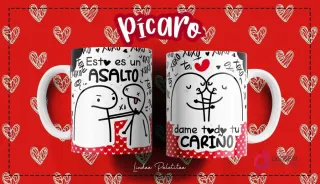 Taza Flork blanca con diseño de personaje Flork asaltando a otro y frase "Esto es un asalto" y otro Flork abrazando a otro con frase "dame todo tu cariño", sobre fondo rojo de corazones.