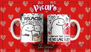 Taza Flork blanca con diseño de dos personajes Flork sentados viendo TV con palomitas y frase "Relación 50/50" y otro Flork con corazón y frase "tú pones las ganas y yo te las quito", sobre fondo rojo de corazones.