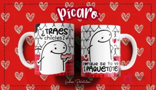 Taza Flork blanca con diseño de personaje Flork preguntando "¿Traes chicles?" y otro Flork con paquete bulto y frase "Porque se te ve un paquetote", sobre fondo rojo de corazones.