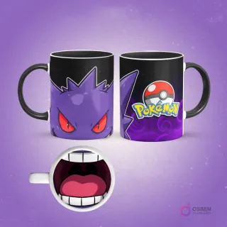 Taza de sublimación de Pokémon Gengar morado y negro con ojos rojos, logo de Pokémon y nubes en el reverso, interior con boca de Gengar, sobre fondo morado oscuro.