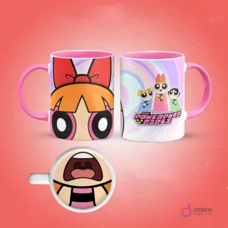 Taza de sublimación de Bombón de Las Chicas Superpoderosas con las tres heroínas en el reverso, asa rosa, interior con boca de Bombón, sobre fondo rosa claro con degradado pastel.