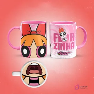 Taza de sublimación de Bombón de Las Chicas Superpoderosas con diseño 'Florzinha' y logo del show, asa rosa, interior con boca de Bombón, sobre fondo rosa claro.