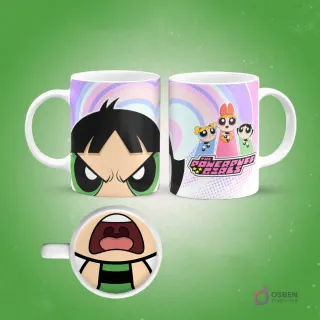 Taza de sublimación de Bellota de Las Chicas Superpoderosas con las tres heroínas en el reverso, asa blanca, interior con boca de Bellota, sobre fondo lila pastel.