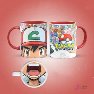 Taza de sublimación del entrenador Pokémon Ash Ketchum con gorra, asa roja, y un mosaico de Pokémons en el reverso, interior con boca de Ash, sobre fondo rojo.