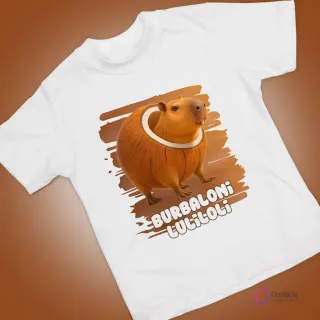 Polera blanca con diseño animado de capibara adorable dentro de un coco, con fondo marrón.