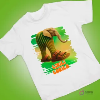 Polera blanca con diseño surrealista de elefante con patas de cactus y sandalias, sobre fondo verde.