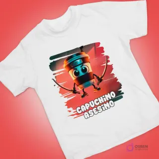 Polera blanca con diseño de taza de café caricaturizada como ninja, empuñando espadas sobre fondo rojo oscuro.