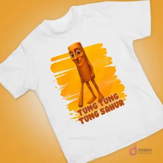 Polera blanca con diseño de personaje animado cilíndrico, naranja, de ojos grandes y sonrisa pícara.