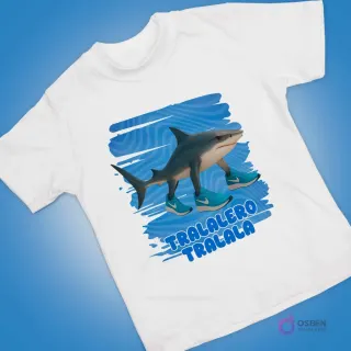 Polera blanca con tiburón animado luciendo zapatillas deportivas azules, sobre un fondo de ondas marinas.