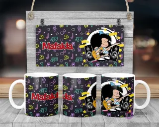 Taza de sublimación de Mafalda rockera tocando guitarra eléctrica sobre fondo musical