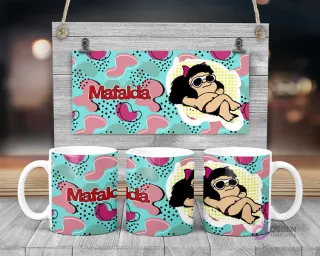 Taza de sublimación de Mafalda relajada con gafas de sol y traje de baño sobre fondo abstracto