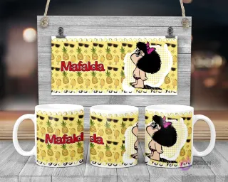 Taza de sublimación de Mafalda en traje de baño con gafas de sol y fondo de piñas y helados