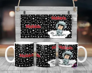 Taza de sublimación de Mafalda astronauta con fondo de estrellas y lunas