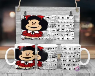 Taza de sublimación con Mafalda sonriente y brazos abiertos sobre fondo de viñetas de cómic
