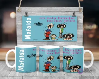 Taza de sublimación con Mafalda, sus padres y su hermano llorando, con la frase 'en esta familia no hay jefes'