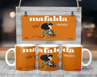 Taza de sublimación de Mafalda andando en bicicleta con la frase 'Mafalda 2021' sobre fondo naranja