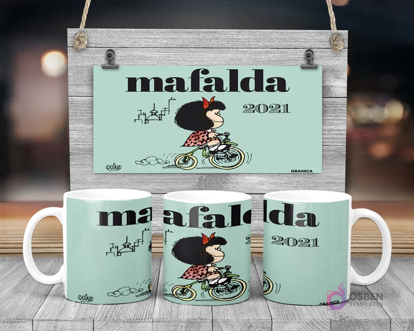 Taza de sublimación de Mafalda andando en bicicleta con la frase 'Mafalda 2021' sobre fondo verde agua