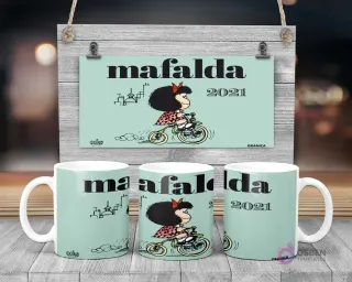 Taza de sublimación de Mafalda andando en bicicleta con la frase 'Mafalda 2021' sobre fondo verde agua