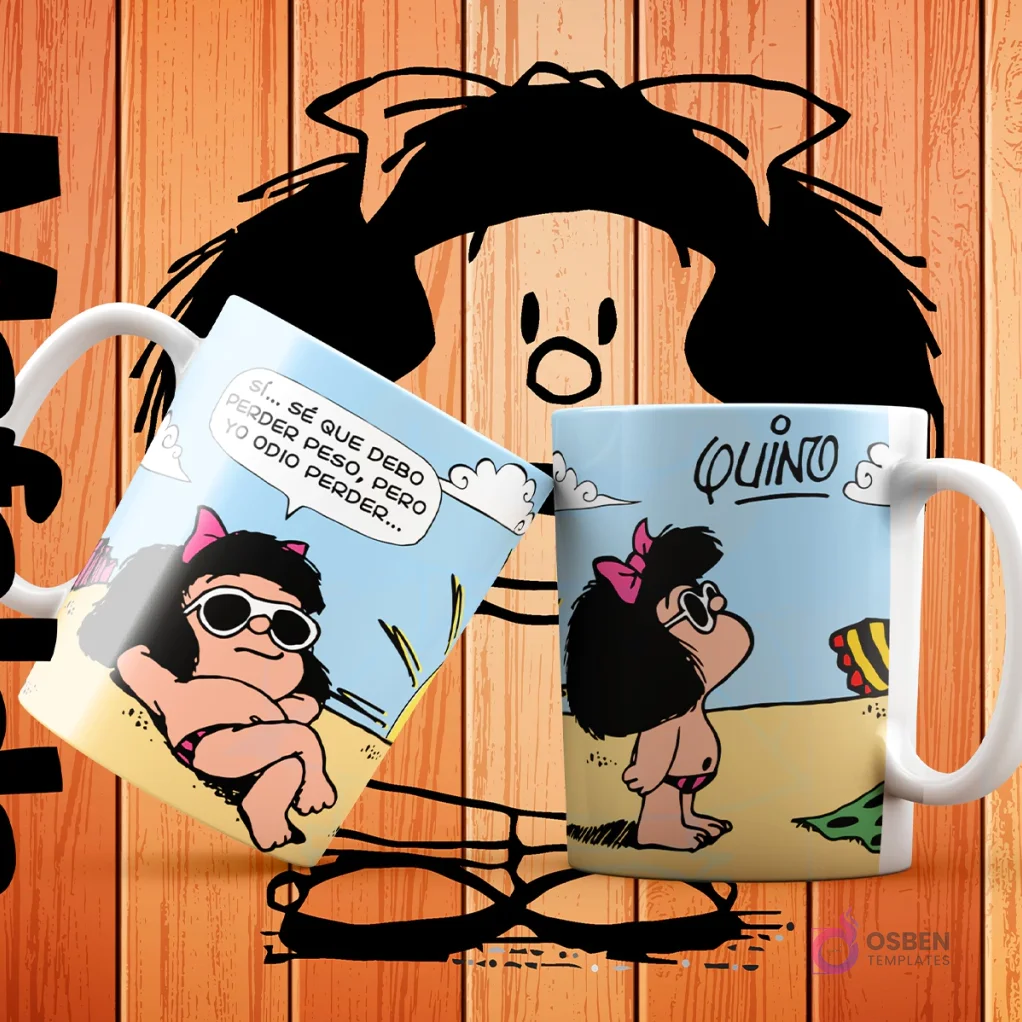 Dos tazas blancas de sublimación con Mafalda en la playa con gafas de sol, mostrando la frase 'Sí... sé que debo perder peso, pero yo odio perder...' sobre fondo azul cielo.