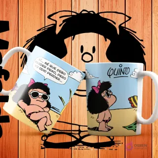 Dos tazas blancas de sublimación con Mafalda en la playa con gafas de sol, mostrando la frase 'Sí... sé que debo perder peso, pero yo odio perder...' sobre fondo azul cielo.