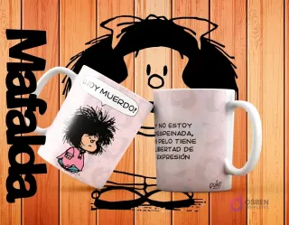 Dos tazas blancas de sublimación con Mafalda despeinada gritando '¡HOY MUERDO!' y la frase 'Y no estoy despeinada, mi pelo tiene libertad de expresión', sobre un fondo rosa.