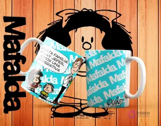 Dos tazas blancas de sublimación con Mafalda, Manolito, Felipe y un adulto con la frase 'En esta familia no hay jefes, somos una cooperativa' sobre un fondo azul claro con el nombre 'Mafalda' repetido.