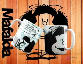 Dos tazas blancas de sublimación con diseños de Mafalda. Una muestra a Mafalda pensativa, y la otra la frase '¿Y si en vez de planear tanto volamos un poco más alto?' sobre un fondo azul con patrón de cómic.