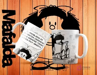 Dos tazas blancas de sublimación con diseños en blanco y negro de Mafalda. Una muestra a Mafalda con un cuchillo y la frase 'El problema de las mentes cerradas es que siempre tienen la boca muy abierta'. La otra muestra a Mafalda leyendo un libro.